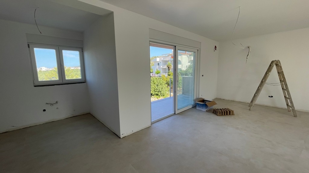 Wohnraum mit Schiebetür zur überdachten Terrasse