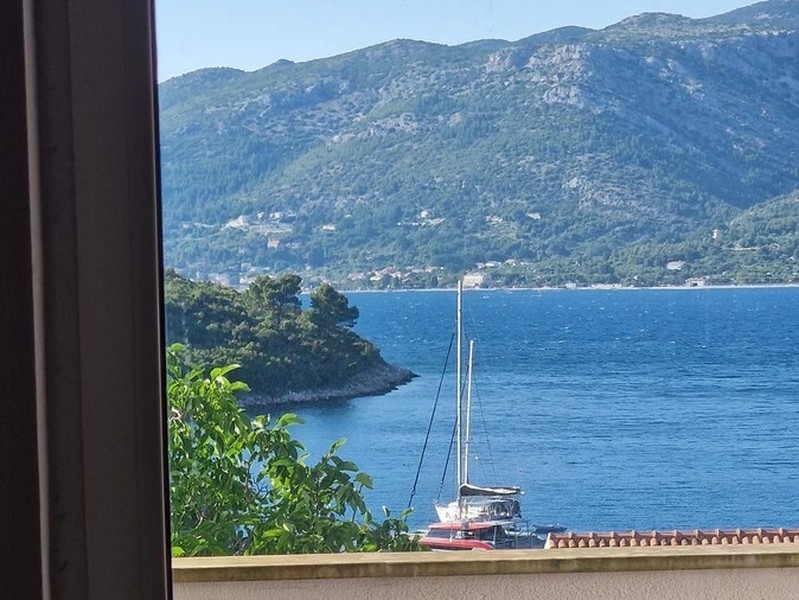 Blick aus der Balkontür auf das Meer