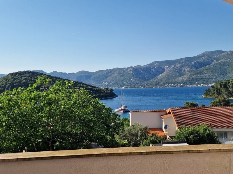 Blick vom Balkon über die Bucht von Zrnovska Banja