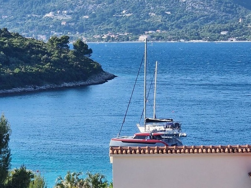Blick auf die Bucht mit Segelboot
