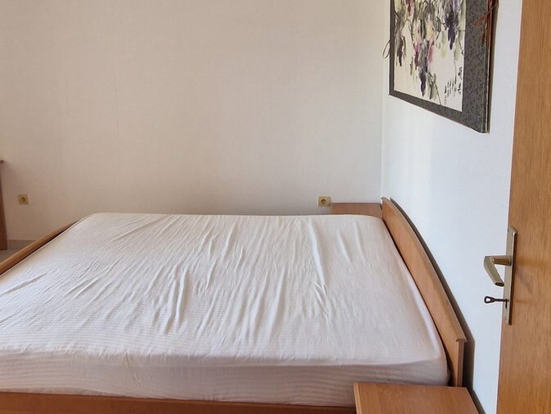 Schlafzimmer mit Doppelbett und Klimaanlage