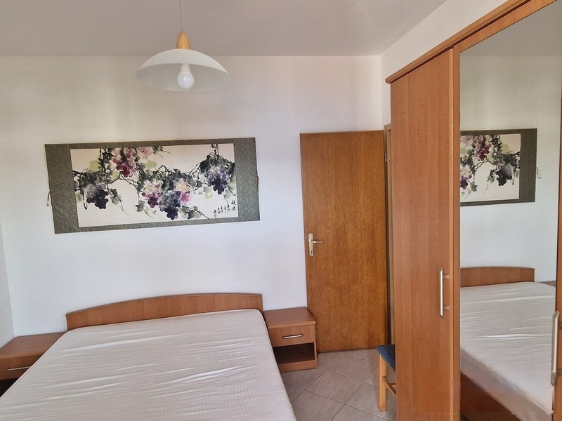 Schlafzimmer mit Doppelbett und Kleiderschrank