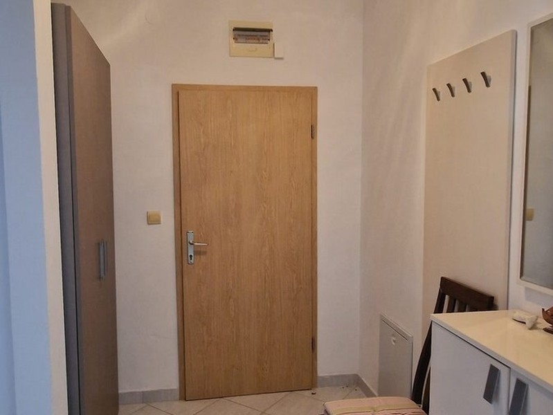 Flur mit Eingangstür und Garderobe