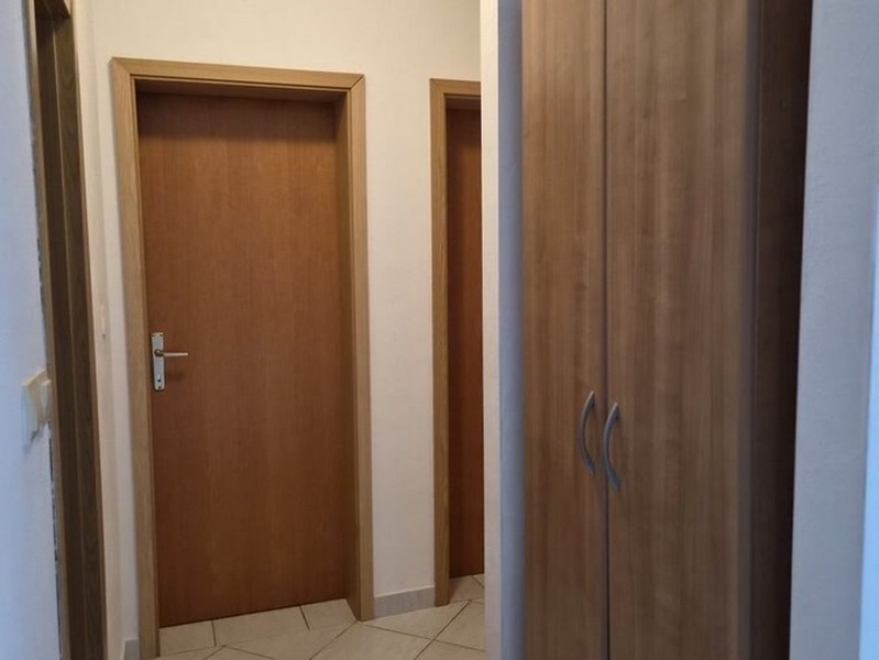 Flur mit Zimmertüren und Schrank