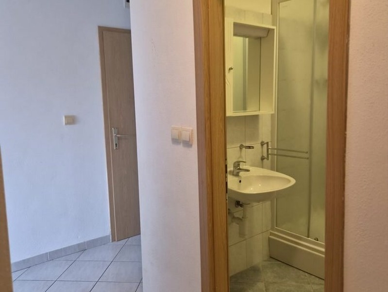 Flur mit Blick ins Badezimmer