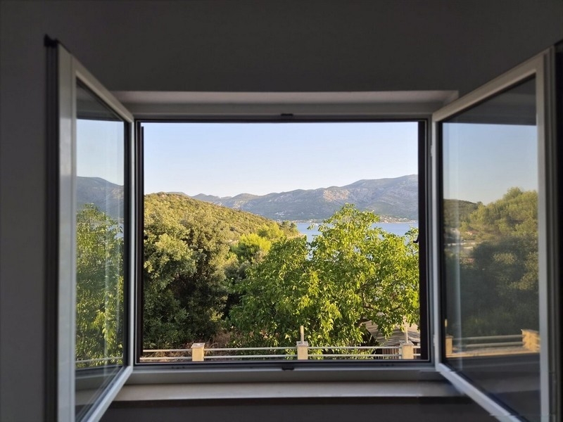 Geöffnetes Fenster mit Blick auf die Bucht