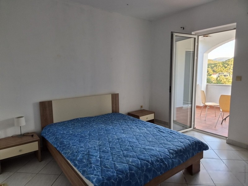 Schlafzimmer mit Doppelbett und Zugang zur Loggia