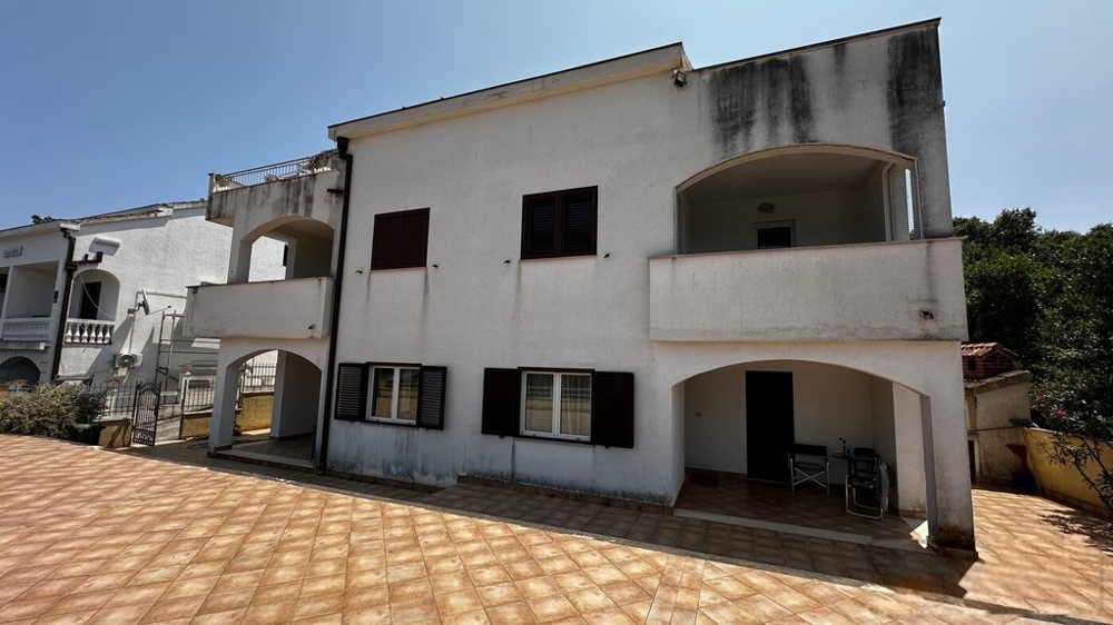 Gebäude mit gefliester Terrasse im Erdgeschoss