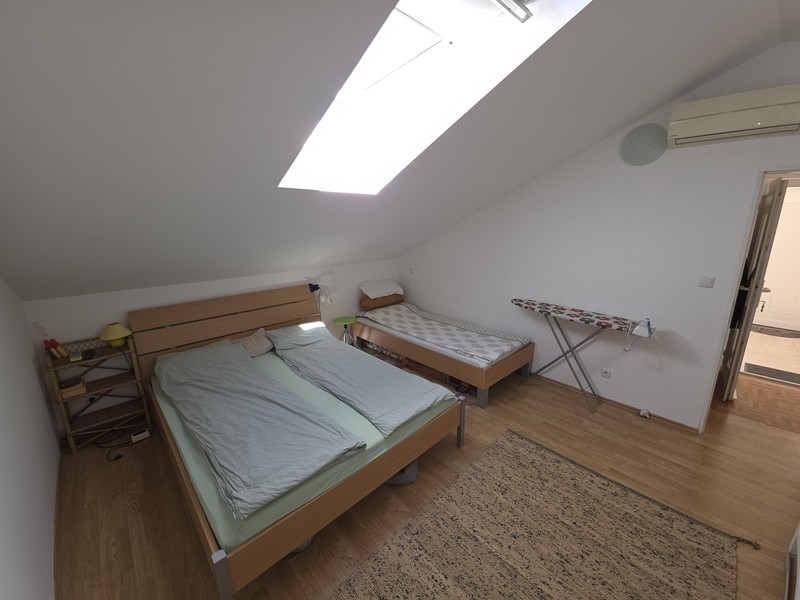 Schlafzimmer mit Dachfenster und Klimaanlage