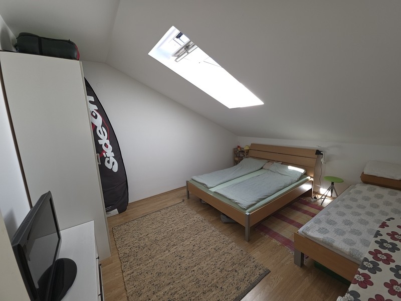 Schlafzimmer mit Doppelbett und Einzelbett