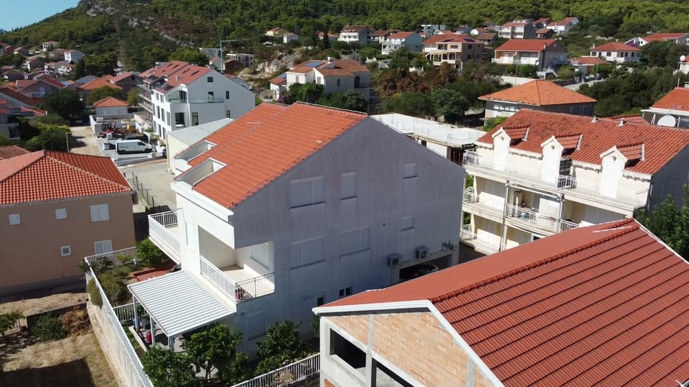 Wohnhaus mit der Dachgeschosswohnung in Orebic