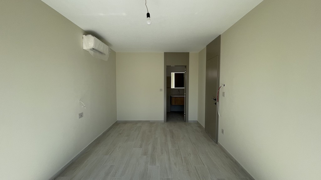 Großes Schlafzimmer mit Klimaanlage