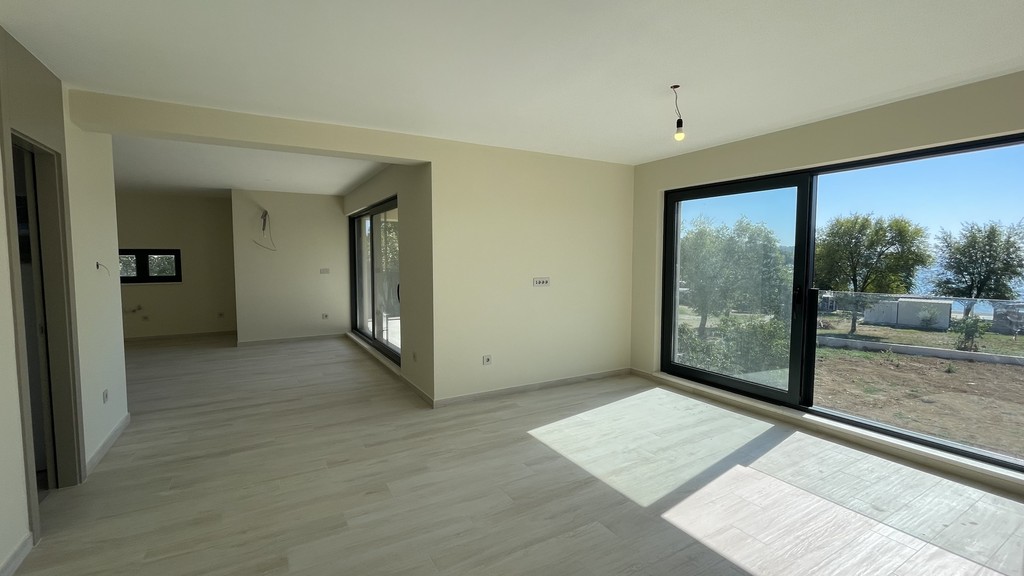 Wohnzimmer mit großer Fensterfront