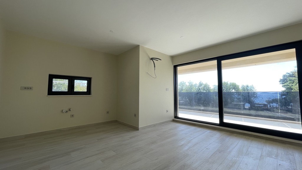 Küchenbereich mit Fenster und Terrassentür