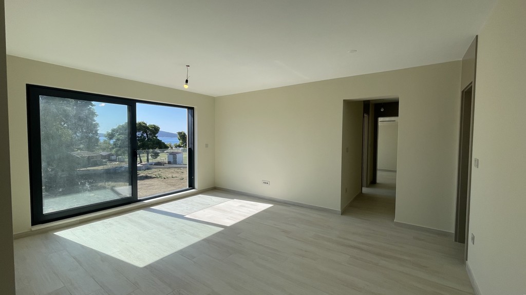 Helles Zimmer mit großem Fenster