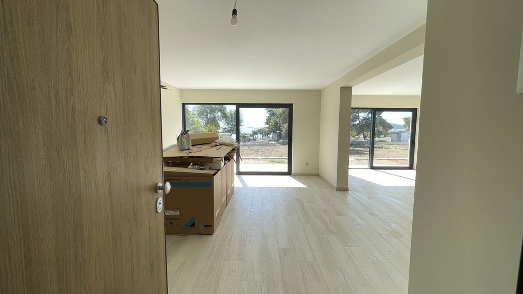 Blick von der Wohnungstür in den Wohnbereich