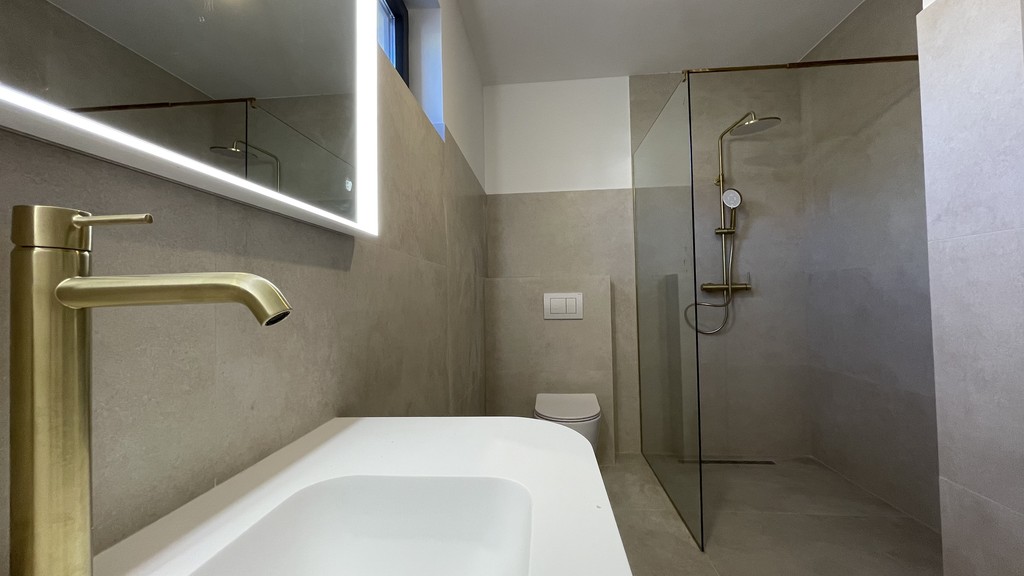Badezimmer mit Badewanne und Dusche