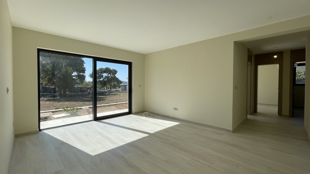 Wohnzimmer mit Fensterfront zum Garten