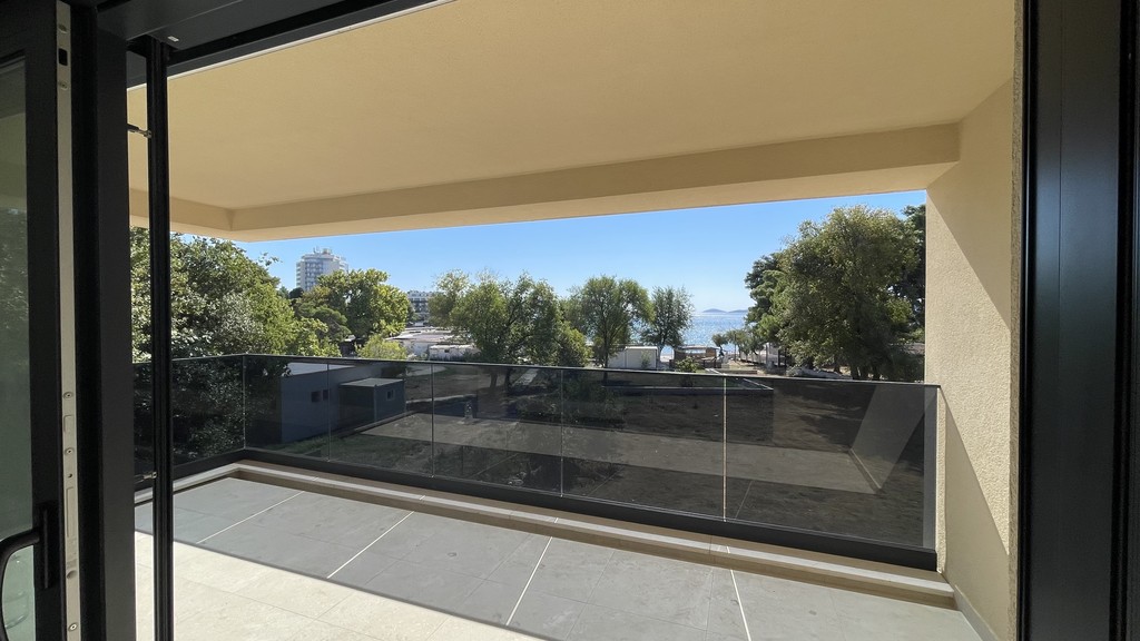 Überdachte Terrasse mit Glasgeländer