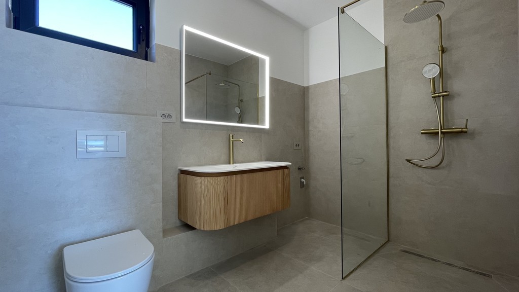 Badezimmer mit Regendusche