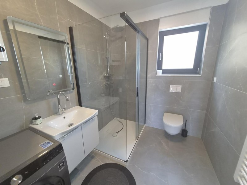Waschbecken und Glasdusche im Badezimmer