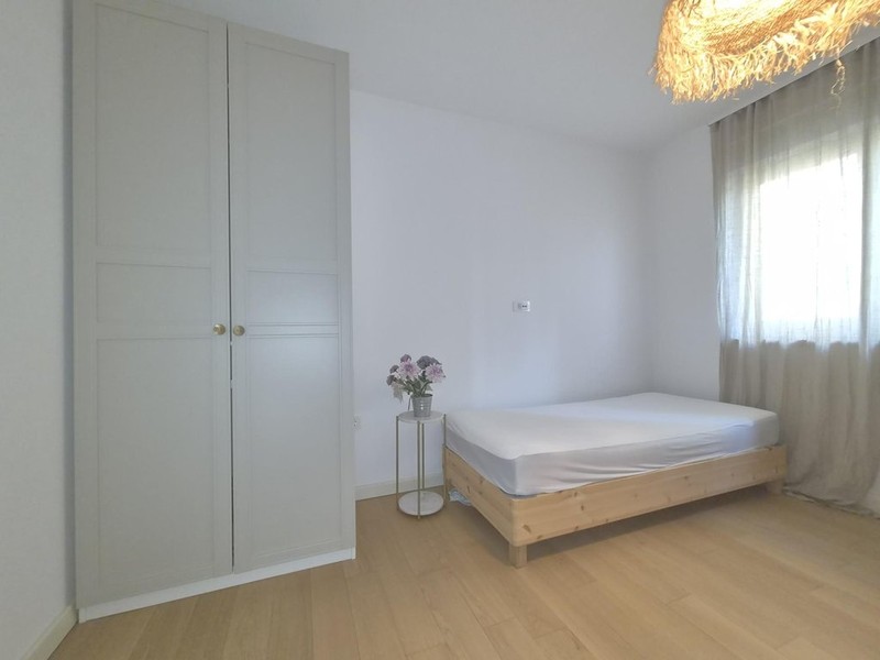 Einzelbett und Kleiderschrank im zweiten Schlafzimmer