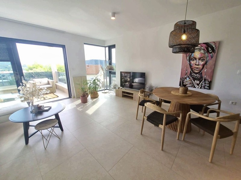 Wohnzimmer mit Essbereich und Tür zur Terrasse