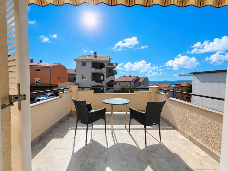 Terrasse mit Tisch und Stühlen