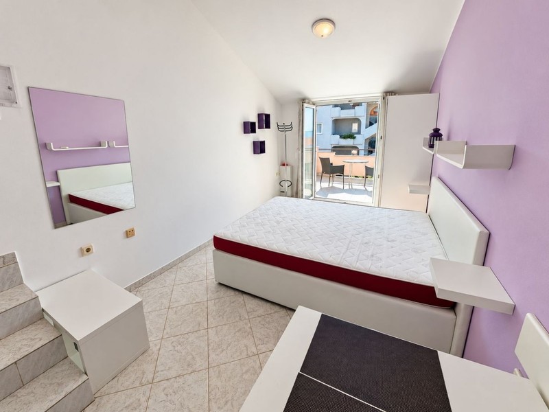 Wohn- und Schlafbereich mit Doppelbett