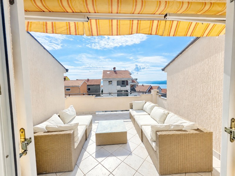 Terrasse mit Sonnensegel und Sitzgruppe