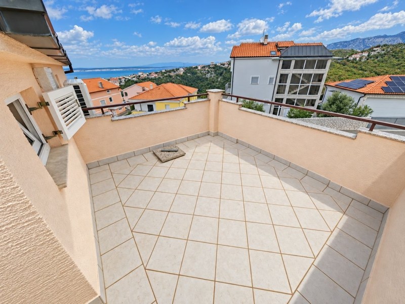 Große Terrasse mit Blick auf das Meer