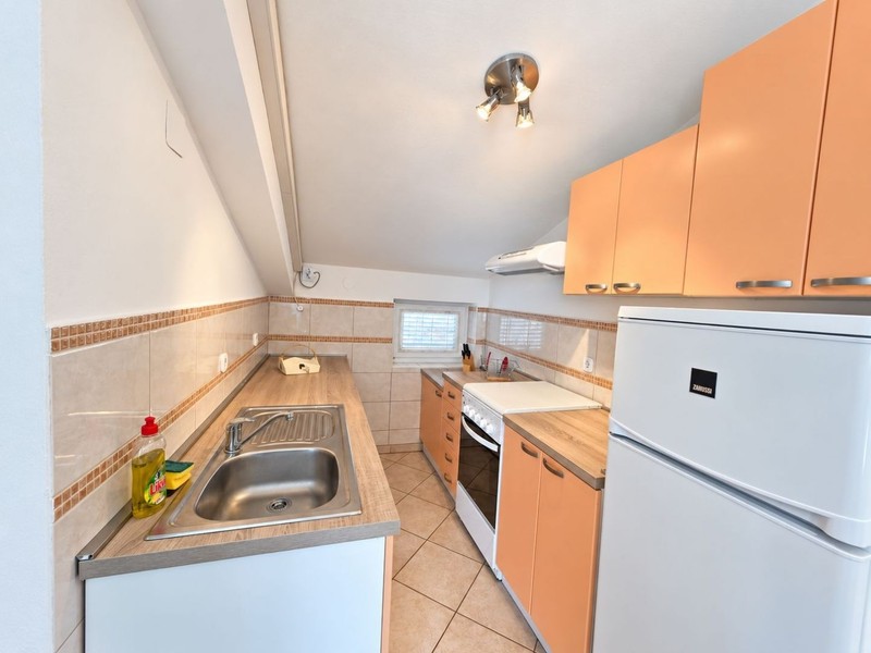 Küche mit Kühlschrank und Herd