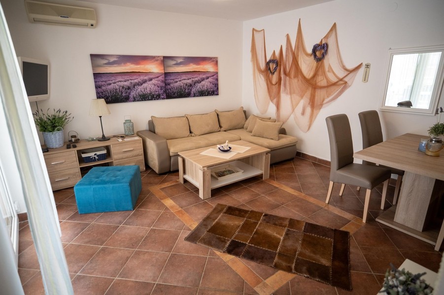 Wohnzimmer mit Sofa