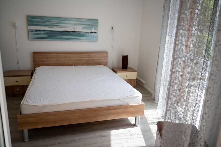 Schlafzimmer mit Holzbett