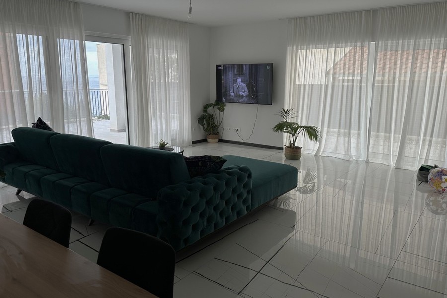 Wohnzimmer mit Sofa und Fernseher