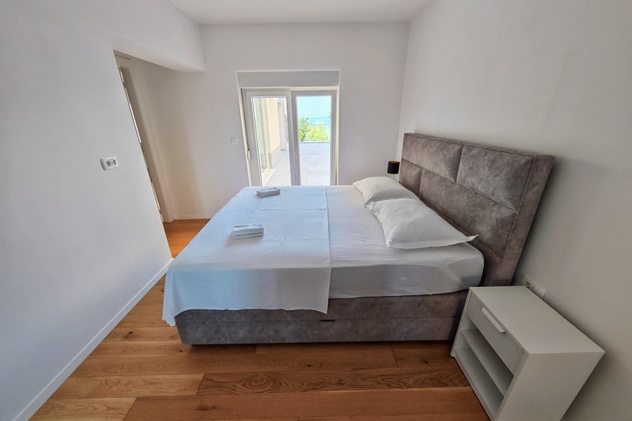 Schlafzimmer mit Zugang zur Terrasse