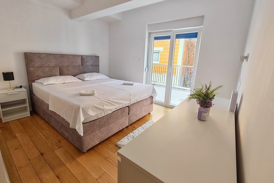 Schlafzimmer mit Doppelbett und Holzboden