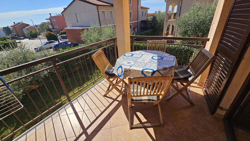 Balkon mit Sitzgruppe und Blick ins Grüne