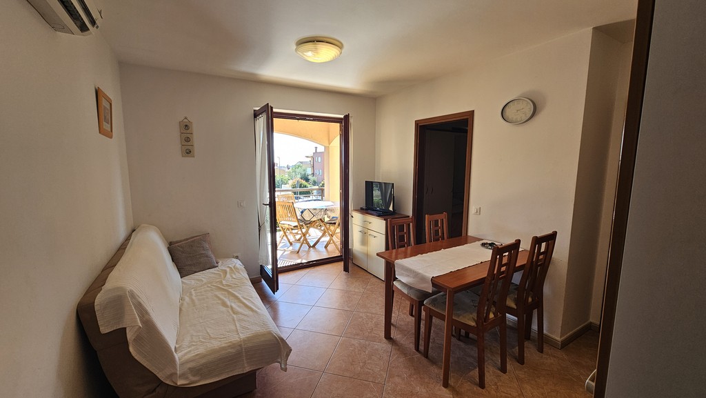 Wohnzimmer mit Schlafsofa und Zugang zur Terrasse
