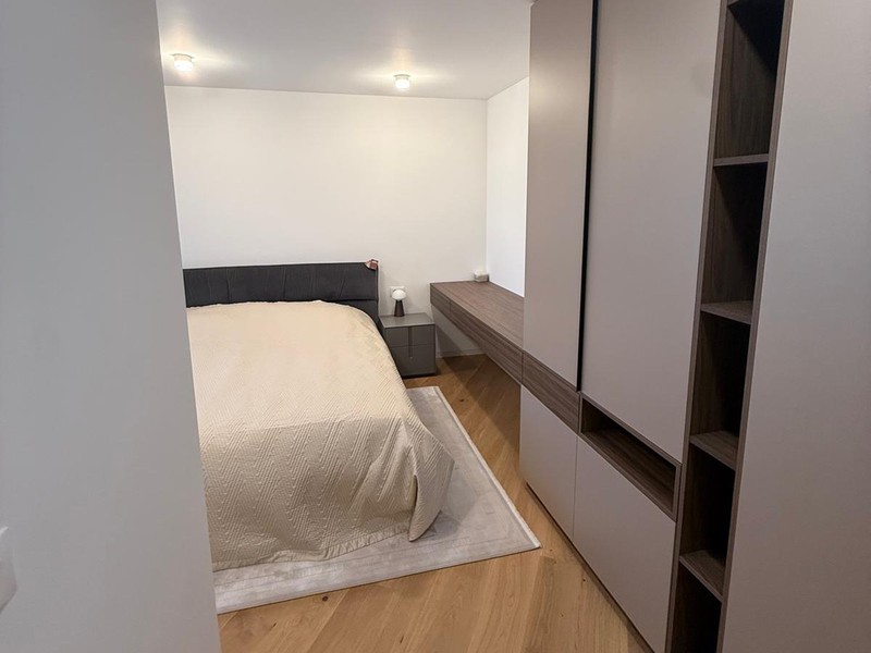 Schlafzimmer mit Einbauschrank und Holzboden