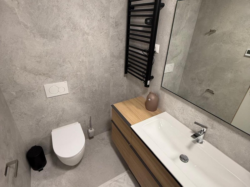 Badezimmer mit Toilette und Waschtisch
