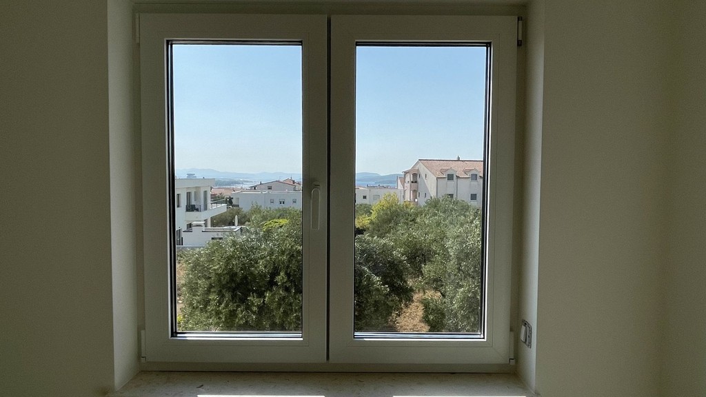 Fenstertür mit Blick über die Olivenbäume