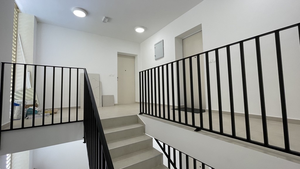 Treppenhaus mit schwarzem Geländer