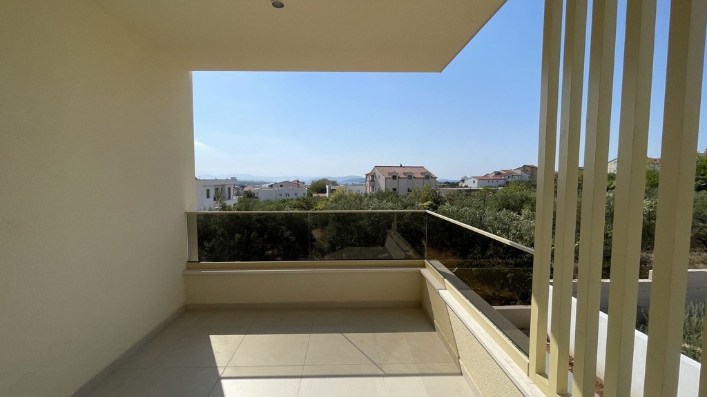 Überdachte Terrasse einer Wohnung im ersten Obergeschoss