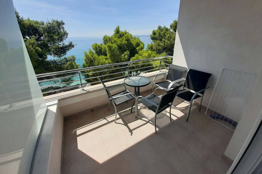 Terrasse mit Sitzgruppe und Blick auf das Meer