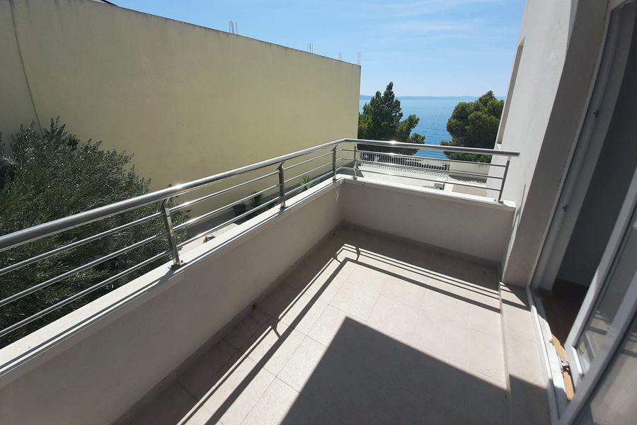 Zweite Terrasse mit Edelstahlgeländer