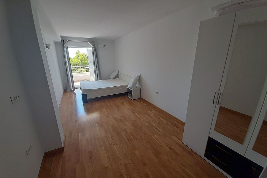 Schlafzimmer mit Doppelbett und Kleiderschrank