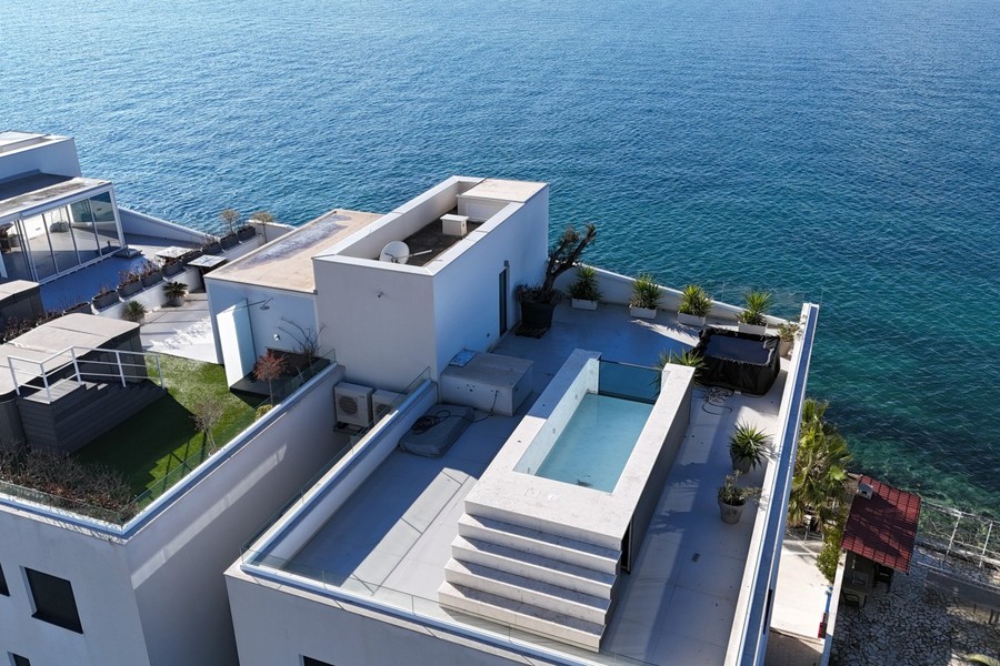 Gebäude am Wasser mit Pool auf der Dachterrasse