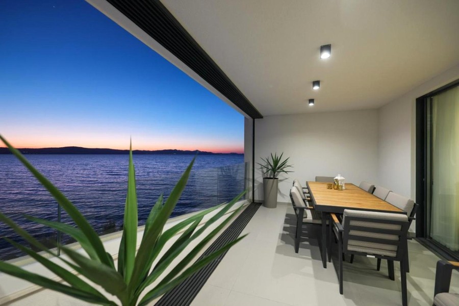 Loggia mit Esstisch und Blick auf das Meer