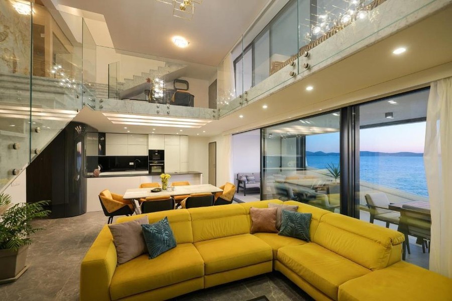 Wohnzimmer mit Galerie und gelbem Ecksofa